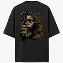 Camiseta com estampa frontal de pequeno logotipo minimalista e estampa traseira de ilustração artística de rosto masculino entrelaçado com elementos geométricos e tribais.