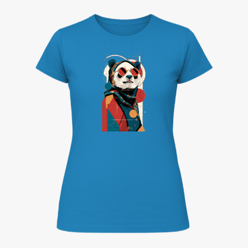 Camiseta com estampa frontal de panda estilizado usando óculos escuros, lenço e traje moderno, inserido em um design geométrico abstrato.
