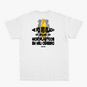 Camiseta com estampa frontal de sol estilizado com rosto sorridente e texto pequeno, e estampa traseira de sol similar com texto maior em camadas verticais.