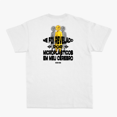 Camiseta com estampa frontal de sol estilizado com rosto sorridente e texto pequeno, e estampa traseira de sol similar com texto maior em camadas verticais.