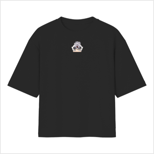 Camiseta com estampa frontal de duas cabeças de veados adornadas com flores, e estampa traseira de dois personagens sobre um fundo de kanjis e papéis.