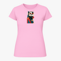 Camiseta com estampa frontal de panda estilizado, vestindo roupa clássica e chapéu, sobre fundo geométrico abstrato contrastante.