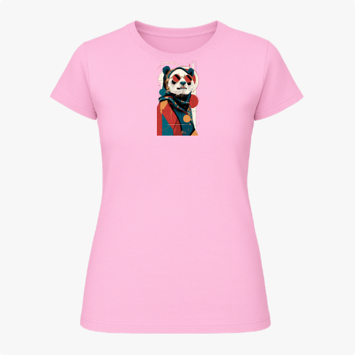 Camiseta com estampa frontal de panda estilizado, vestindo roupa clássica e chapéu, sobre fundo geométrico abstrato contrastante.