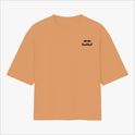 Camiseta com estampa frontal de logotipo de touros e texto pequeno e estampa traseira de foto de piloto com texto "SIMPLY LOVELY" e "VERSTAPPEN".
