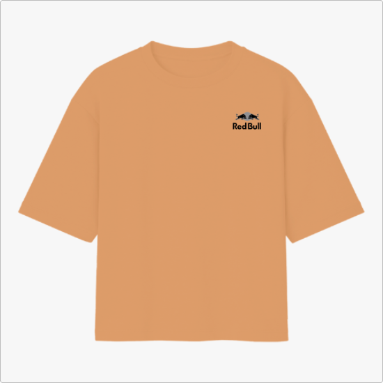 Camiseta com estampa frontal de logotipo de touros e texto pequeno e estampa traseira de foto de piloto com texto "SIMPLY LOVELY" e "VERSTAPPEN".