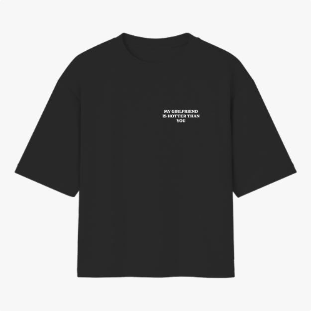 Camiseta com estampa frontal de texto em fonte discreta que diz "MY GIRLFRIEND IS HOTTER THAN YOU", transmitindo uma mensagem direta e expressiva.