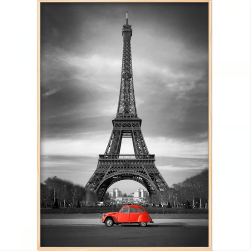 Quadro com estampa de fotografia da Torre Eiffel em preto e branco, destacando um carro vintage em vermelho na parte inferior central da imagem.