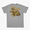 Camiseta com estampa frontal de caveira com óculos táticos dentro de triângulo e estampa traseira de caveira com mesma temática, escrita "Ghost Lens Tactical".