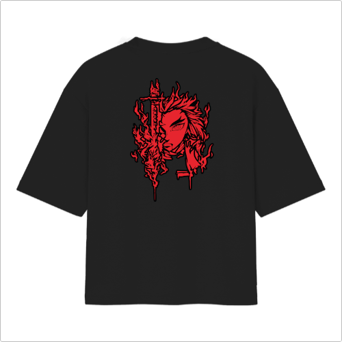 Camiseta com estampa frontal de máscara estilizada pequena e estampa traseira de figura imponente com espada envolta em chamas intensas.