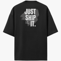 Camiseta com estampa frontal de texto "JUST SHIP IT." em letras maiúsculas e estampa traseira de mesma frase com detalhes em fundo irregular.