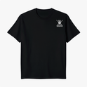 Camiseta com estampa frontal de um crânio com duas armas cruzadas, texto acima e abaixo, e estampa traseira com a frase "cada um no seu corre" em escrita cursiva.
