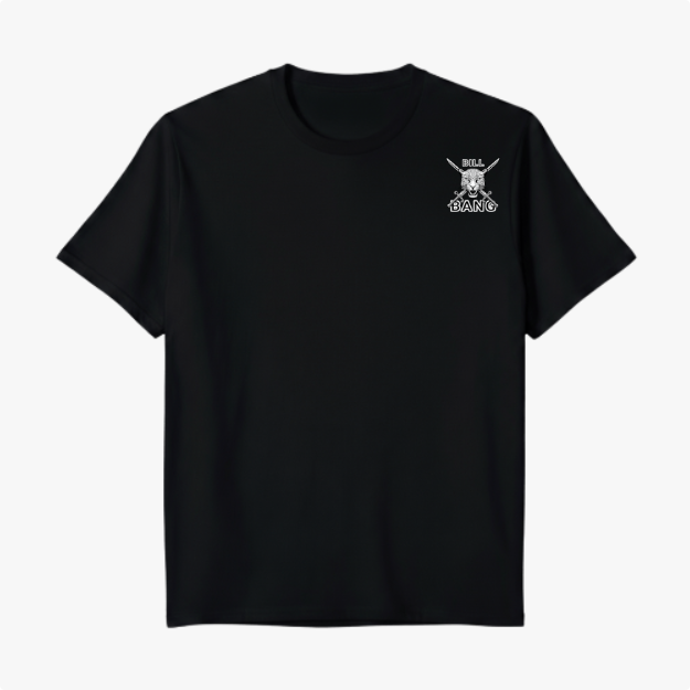 Camiseta com estampa frontal de um crânio com duas armas cruzadas, texto acima e abaixo, e estampa traseira com a frase "cada um no seu corre" em escrita cursiva.