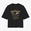 Camiseta com estampa frontal de texto "Basquete Bonito" com ícone de bola e estampa traseira de esqueleto em cenário de placas com frases sobre repescagem.