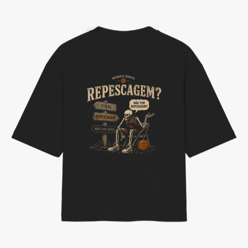 Camiseta com estampa frontal de texto "Basquete Bonito" com ícone de bola e estampa traseira de esqueleto em cenário de placas com frases sobre repescagem.