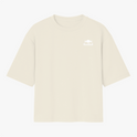 Camiseta com estampa frontal de logo estilizado e estampa traseira de piloto sobre carro de corrida com textos verticais e grandes letras diagonais.