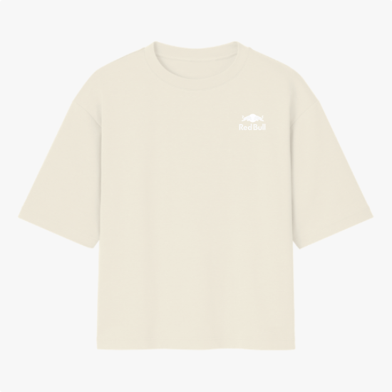 Camiseta com estampa frontal de logo estilizado e estampa traseira de piloto sobre carro de corrida com textos verticais e grandes letras diagonais.