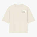 Camiseta com estampa frontal de logo com touros em combate e escrita pequena; estampa traseira de piloto de automobilismo em cima de carro e tipografia vertical.