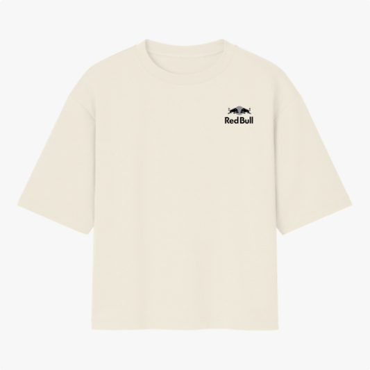 Camiseta com estampa frontal de logo com touros em combate e escrita pequena; estampa traseira de piloto de automobilismo em cima de carro e tipografia vertical.