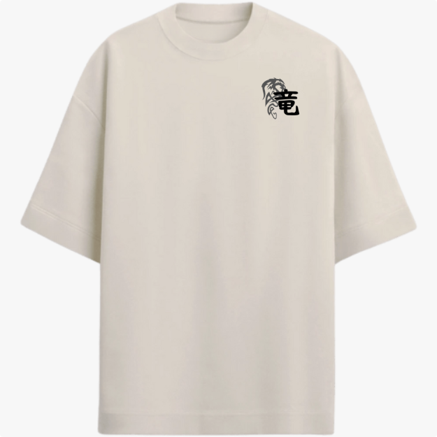 Camiseta com estampa frontal de símbolo oriental e dragão minimalista e estampa traseira de dragão ornamentado com detalhes tribais e texto vertical.
