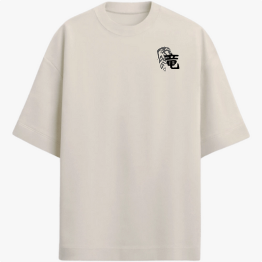 Camiseta com estampa frontal de símbolo oriental e dragão minimalista e estampa traseira de dragão ornamentado com detalhes tribais e texto vertical.