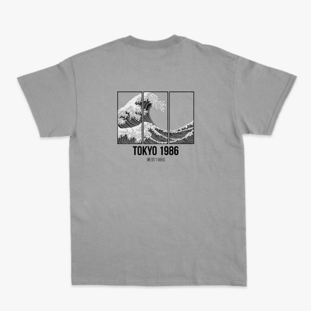 Camiseta com estampa traseira de onda dividida em três painéis, acompanhada do texto "TOKYO 1986" e caracteres japoneses abaixo.