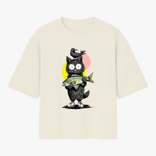 Camiseta com estampa frontal de um personagem peludo segurando um peixe, com um pássaro pousado na cabeça, sobre círculos amarelo e rosa.