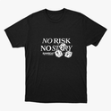 Camiseta com estampa frontal de frase "NO RISK, NO STORY" acompanhada de dois dados numerados com sete e texto adicional "RAWBEAT".