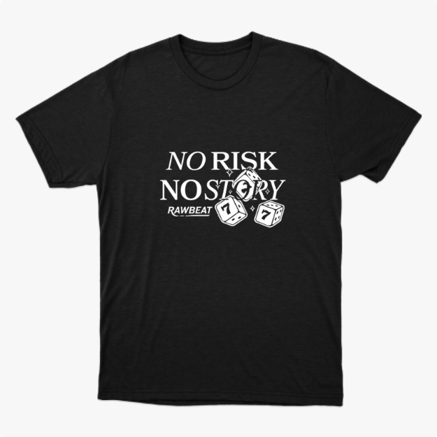 Camiseta com estampa frontal de frase "NO RISK, NO STORY" acompanhada de dois dados numerados com sete e texto adicional "RAWBEAT".