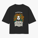 Camiseta com estampa frontal de um rosto feminino cercado por cobras estilizadas, com a frase "THE FEMALE GAZE" no topo e "PETRIFY THE PATRIARCHY" na parte inferior.