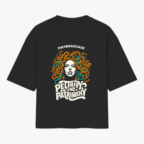 Camiseta com estampa frontal de um rosto feminino cercado por cobras estilizadas, com a frase "THE FEMALE GAZE" no topo e "PETRIFY THE PATRIARCHY" na parte inferior.