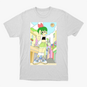 Camiseta com estampa frontal de personagem de cabelo verde e roupa casual em uma rua colorida, com sol sorridente no céu e detalhes urbanos vibrantes.