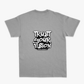 Camiseta com estampa traseira de frases "TRUST YOUR VISION" e copyright "©2026 RAWBEAT" em design graffit informal e dinâmico.