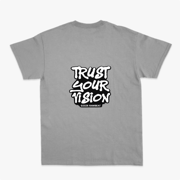 Camiseta com estampa traseira de frases "TRUST YOUR VISION" e copyright "©2026 RAWBEAT" em design graffit informal e dinâmico.