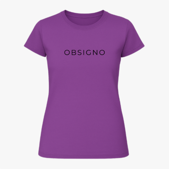 Camiseta com estampa frontal de texto minimalista apresentando a palavra "OBSIGNO" em um estilo simples e moderno.