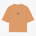 Camiseta com estampa frontal de texto "Basquete Bonito" com ícone de bola e estampa traseira de esqueleto em cenário de placas com frases sobre repescagem.