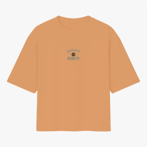 Camiseta com estampa frontal de texto "Basquete Bonito" com ícone de bola e estampa traseira de esqueleto em cenário de placas com frases sobre repescagem.
