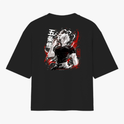 Camiseta com estampa frontal de texto estilizado "KAGE" ao lado de símbolo oriental e estampa traseira de personagem em pose dinâmica com texto japonês.
