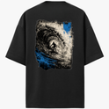 Camiseta com estampa frontal de pequeno símbolo circular com seta apontando para cima no lado esquerdo do peito e estampa traseira de surfista em túnel de onda dinâmica com efeitos de pinceladas.