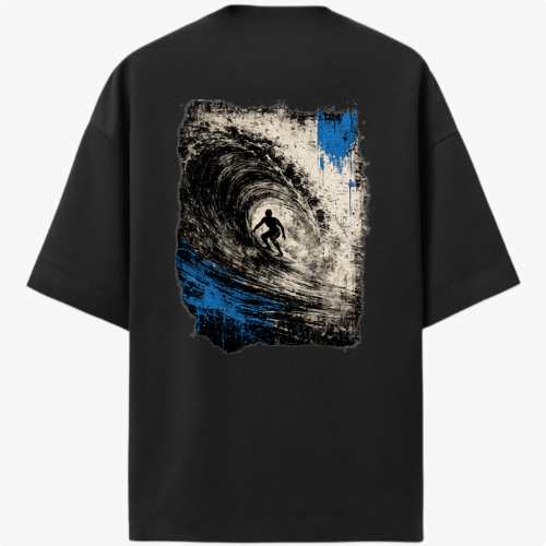 Camiseta com estampa frontal de pequeno símbolo circular com seta apontando para cima no lado esquerdo do peito e estampa traseira de surfista em túnel de onda dinâmica com efeitos de pinceladas.