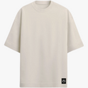 Camiseta com estampa frontal de logotipo minimalista e estampa traseira de retrato artístico de criança combinando elementos geométricos e orgânicos.
