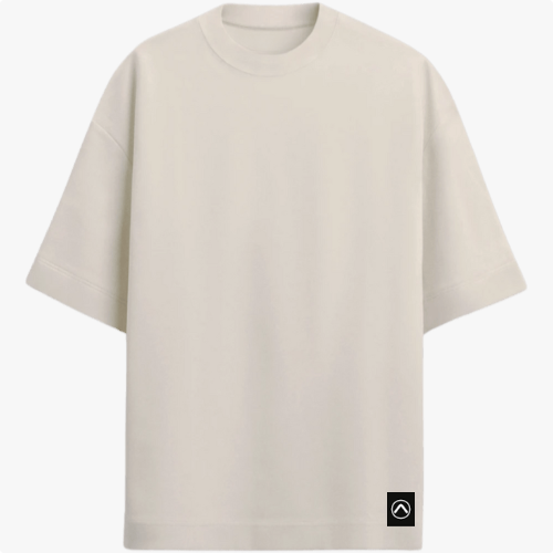Camiseta com estampa frontal de logotipo minimalista e estampa traseira de retrato artístico de criança combinando elementos geométricos e orgânicos.