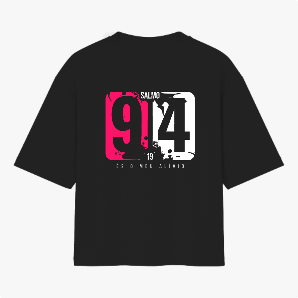 Camiseta com estampa frontal de números grandes e texto "Salmo 91:4" e estampa traseira semelhante, destacando os números e a mesma frase.