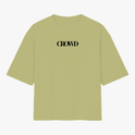 Camiseta com estampa frontal de palavra "CROWD" em fonte estilizada, centralizada na parte superior.