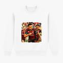 Moletom com estampa frontal de três jogadores de futebol em ação, vestindo uniformes listrados, com expressões determinadas e fundo em movimento.