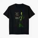 Camiseta com estampa frontal de personagem conhecido, com olhar intenso, rodeado por efeitos brilhantes e logotipo icônico ao lado esquerdo.