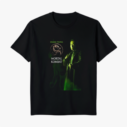 Camiseta com estampa frontal de personagem conhecido, com olhar intenso, rodeado por efeitos brilhantes e logotipo icônico ao lado esquerdo.