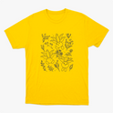 Camiseta com estampa frontal de desenhos sorridentes de criaturas vegetais estilizadas, cercadas por delicados detalhes de flores e folhagens diversas.