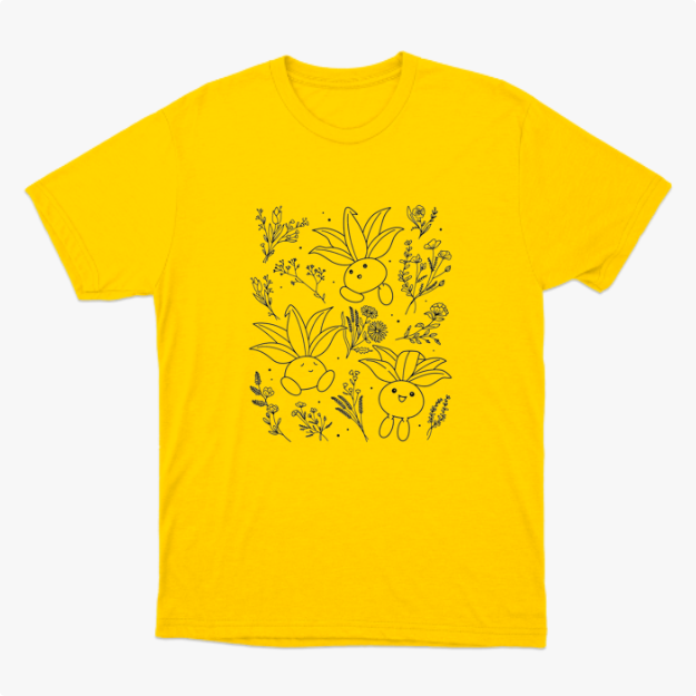 Camiseta com estampa frontal de desenhos sorridentes de criaturas vegetais estilizadas, cercadas por delicados detalhes de flores e folhagens diversas.