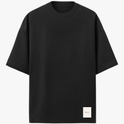 Camiseta com estampa frontal de pequeno texto no canto inferior e estampa traseira de onda imponente e sol vibrante em fundo quadriculado.