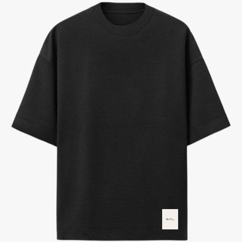 Camiseta com estampa frontal de pequeno texto no canto inferior e estampa traseira de onda imponente e sol vibrante em fundo quadriculado.